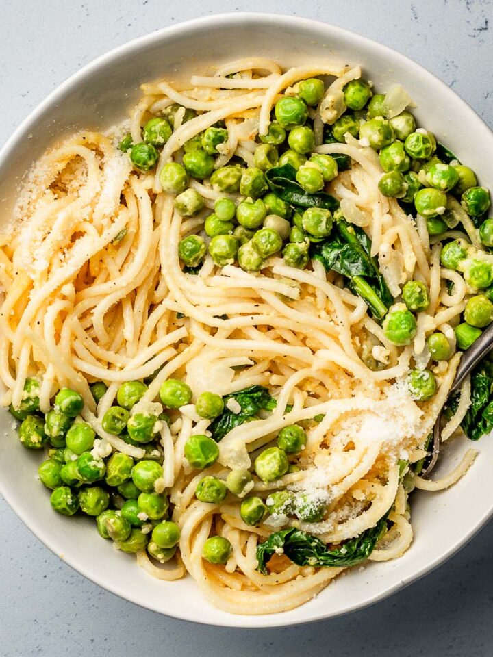 Pasta with Peas, parmesan and lemon in a bowl.