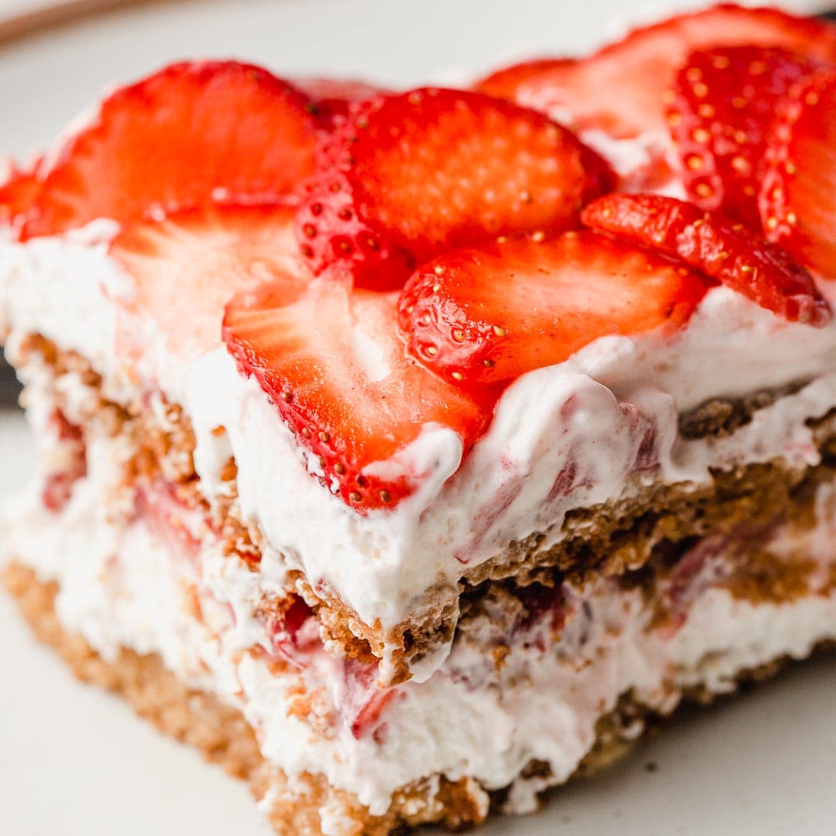 Strawberry icebox cake - No bake strawberry icebox cake